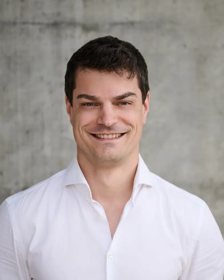 Manu Drijvers, Porträt, vor einer Betonwand